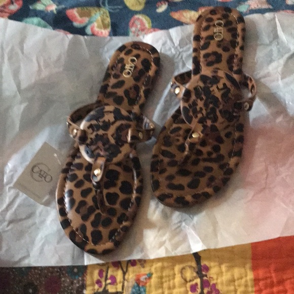 Leopard Print Medallion Thong Sandals - Picture 3 of 3